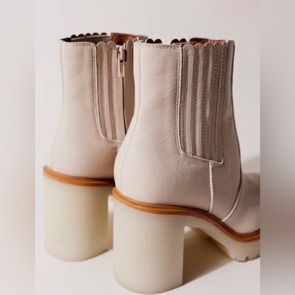 NIB SZ 7 The “Anastasia” paneled all-weather boot on beige, by Oasis Society😍 - Picture 5 of 6